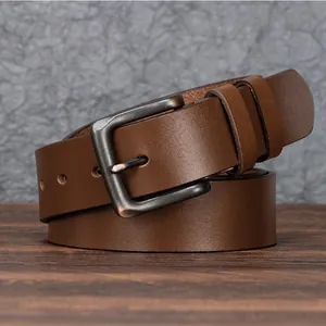 Ceinture classique en cuir marron foncé pour homme avec boucle en métal gris mat pour jean