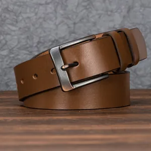 Cintura da uomo in vera pelle marrone scuro con fibbia ad ardiglione grigio scuro