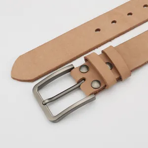 Cintura casual da uomo in vera pelle con fibbia in metallo vintage e rivetti decorativi