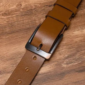 Cintura vintage da uomo in vera pelle marrone scuro con fibbia ad ardiglione in metallo