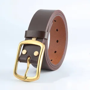 Dettaglio cintura in pelle marrone con fibbia in ottone e tripli rivetti di fissaggio