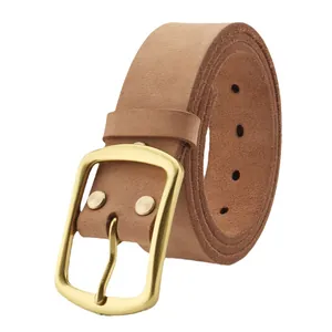 Cintura classica in pelle marrone chiaro da uomo con fibbia ad ardiglione dorata