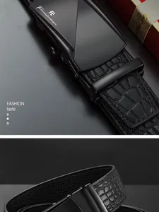 Vue détaillée d'une ceinture homme à boucle automatique noire avec texture cuir crocodile