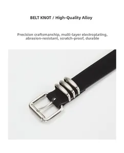 Détail macro d'une boucle carrée en alliage argenté avec placage multicouche sur ceinture noire