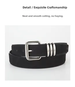 Gros plan détaillé d'une ceinture en daim noir mat avec boucle carrée et passants argentés