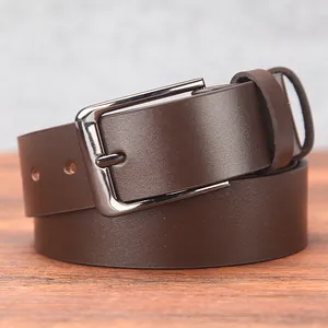 Cintura classica in pelle marrone da uomo con fibbia ad ardiglione su base di legno