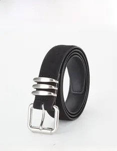 Détail d'une ceinture en daim noir avec boucle carrée argentée et anneaux en métal