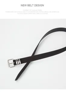 Détail d'une ceinture en daim noir pour femme avec boucle carrée argentée et anneaux en métal