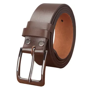 Cintura classica in pelle marrone scuro da uomo con fibbia ad ardiglione e rivetti metallo