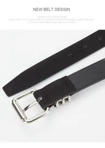 Gros plan d'une ceinture noire en daim et cuir lisse avec boucle en métal argenté