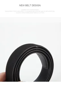 Détails de la ceinture en daim noir montrant des coutures fines et doublure lisse