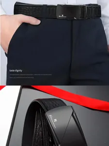 Détail de la ceinture en cuir pour homme avec motif crocodile et boucle en métal noir