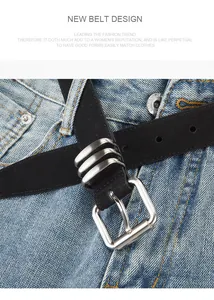 Détail d'une ceinture en cuir noir avec boucle carrée argentée sur un jean bleu clair