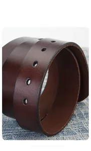 Gros plan d'une ceinture en cuir de vachette marron montrant la texture naturelle