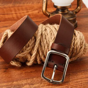 Cintura da uomo in pelle marrone con fibbia ad ardiglione in metallo su legno rustico