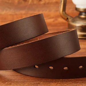Cintura uomo in vera pelle marrone scuro con trama vintage e fibbia classica ad ardiglione