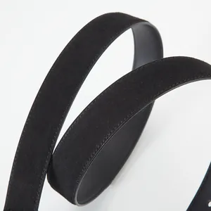 Ceinture noire minimaliste en daim pour femme avec coutures élégantes et design flexible