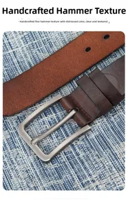 Détail macro d'une ceinture en cuir marron martelé avec boucle métallique et texture vintage