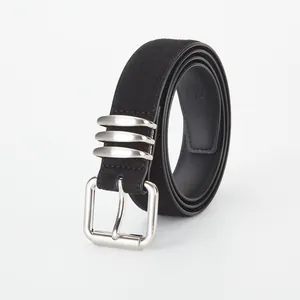 Ceinture pour femme en cuir suédé noir avec une boucle en argent et des anneaux métalliques