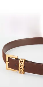 Détail de ceinture en daim marron vintage avec boucle décorative à chaîne dorée