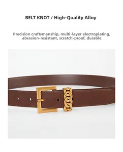 Détail de la ceinture en cuir marron avec boucle carrée dorée et anneau chaîne vintage