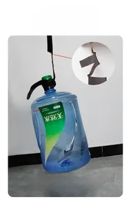 Test de durabilité d'une ceinture en cuir noir soulevant un seau d'eau de 19 kg avec force