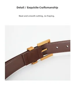 Détail de ceinture en cuir marron avec boucle carrée dorée mate et finitions nettes