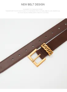 Détail d'une ceinture en cuir marron foncé avec boucle chaîne dorée pour femmes