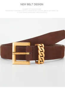 Gros plan détaillé de la ceinture en daim marron foncé avec boucle à maillons dorés