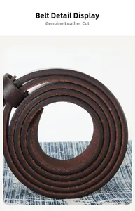 Gros plan d'une ceinture en cuir de vachette véritable montrant le grain naturel