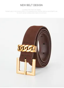 Gros plan d'une ceinture en daim marron fonce avec boucle carree doree et chaine elegante