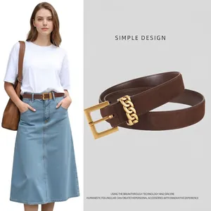 Ceinture Femme en Croûte de Cuir Mode Minimaliste Finition Daim Boucle Carrée Or Et Décor Chaîne Pour Jeans Robe