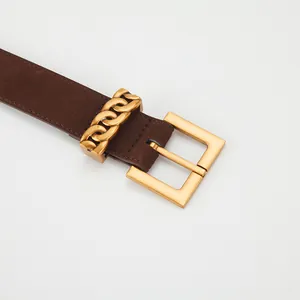 Ceinture femme en daim marron foncé avec boucle dorée mate et passant en chaîne