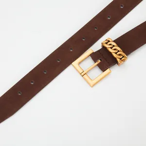 Ceinture en daim marron foncé pour femme avec boucle carrée dorée et détail de chaîne
