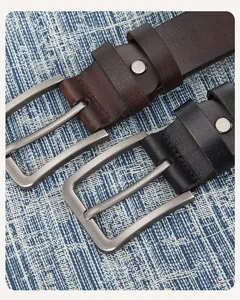 Gros plan d'une ceinture en cuir de qualité avec boucle en métal brossé sur tissu