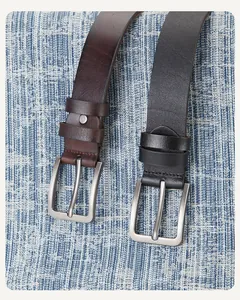 Détail des ceintures en cuir véritable noir et marron avec boucles en métal brossé
