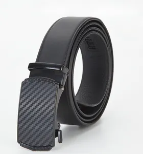 Détail de ceinture en cuir pour homme avec boucle automatique à texture carbone