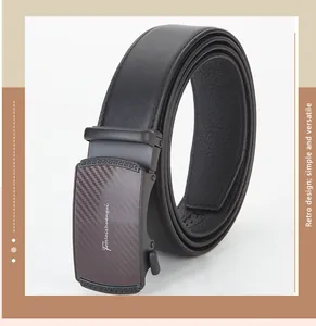 Détail de ceinture en cuir pour hommes avec boucle automatique à texture carbone