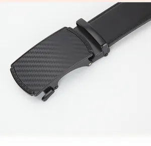 Détail d'une ceinture en cuir noir avec boucle en fibre de carbone et motif grec