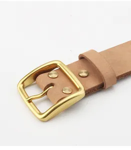 Macro di cintura vintage in vera pelle con fibbia ad ardiglione in ottone e rivetti