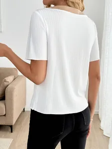 Vista posteriore di una t-shirt bianca a maniche corte in maglia a costine verticali