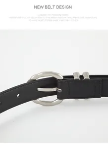 Détail d'une ceinture en cuir noir avec boucle ronde argentée ondulée et poinçon numéro 90