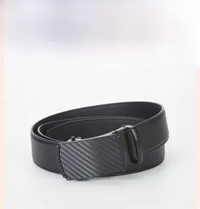 Détail d'une ceinture en cuir noir pour hommes avec texture litchi et boucle automatique
