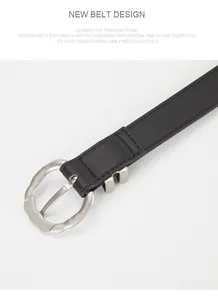 Gros plan d'une ceinture en cuir noir avec boucle ronde argentée à bords ondulés