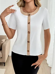 Dettaglio di t-shirt in maglia a coste con scollo a contrasto e bottoni in marmo
