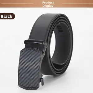 Détail d'une ceinture noire en cuir avec boucle automatique motif fibre de carbone