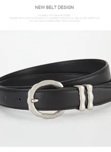 Détail d'une ceinture en cuir noir avec une boucle en métal argenté mat ondulée