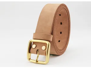 Dettaglio cintura in vera pelle marrone chiaro con fibbia quadrata in ottone dorato
