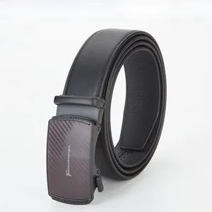 Détail d'une ceinture noire en cuir pour hommes avec boucle à texture de carbone