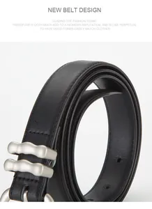 Gros plan sur la ceinture en cuir noir avec boucle argentée mate et passants en métal